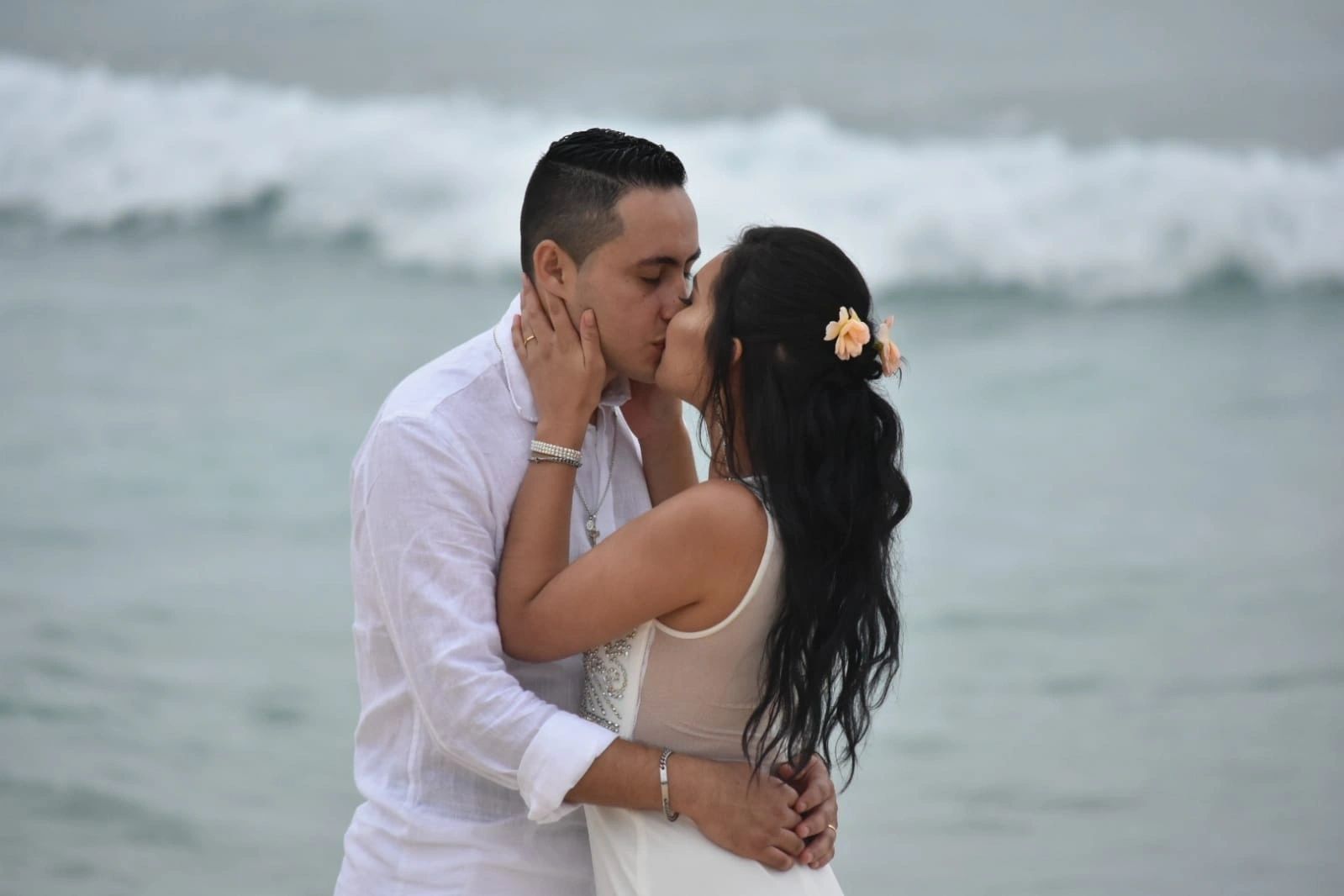 wedding photo of beautiful couple bin the Sydney beachside suburb of Tamarama Bondi