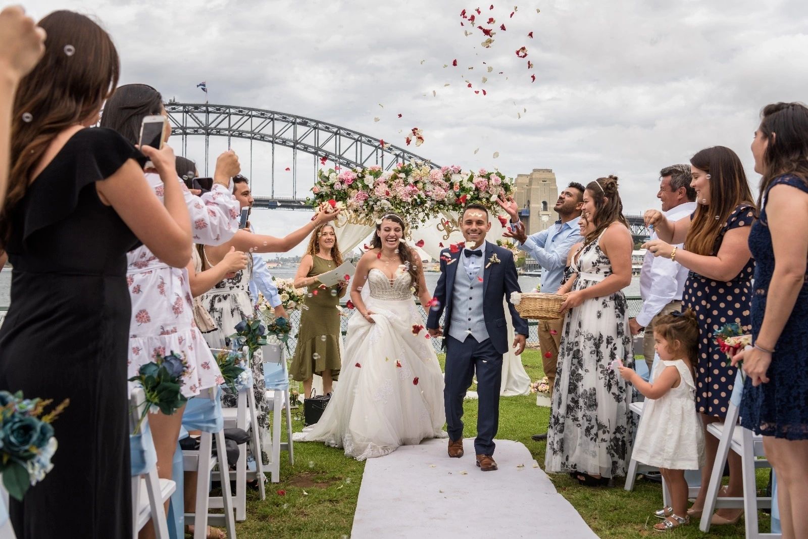 wedding photo couple with the harbour bridge in the background